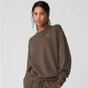 Alo Accolade Crewneck in Olive Tree